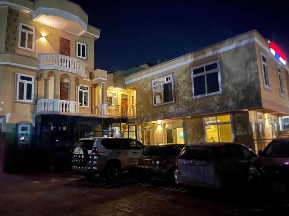 Moments Park Motel Dar es Salaam Exteriör bild